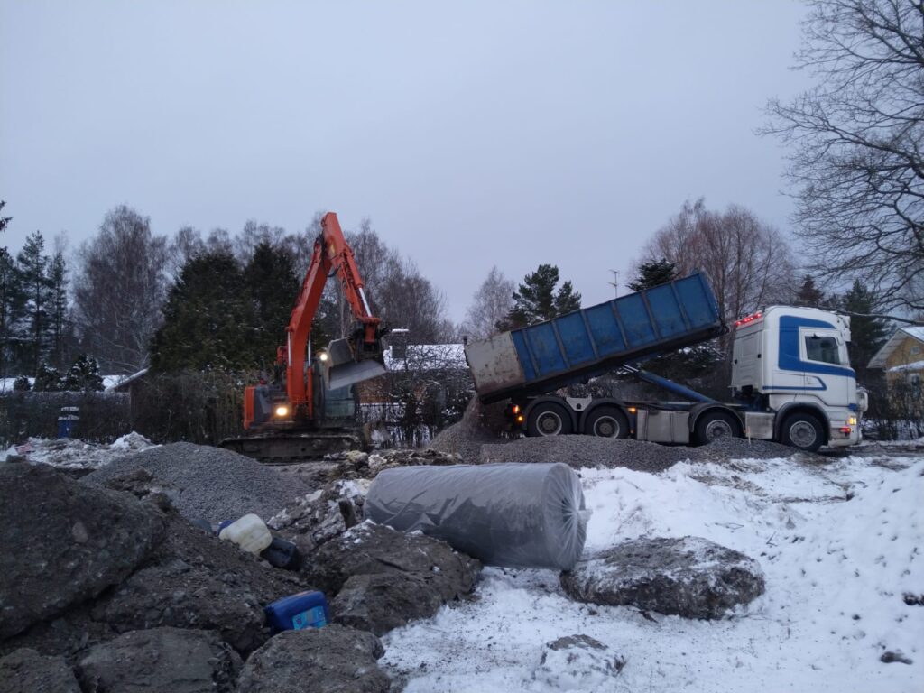 Vesi jää seisomaan pihalle painanteeseen ennen kuivatuskorjausta